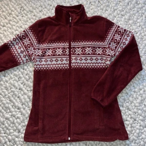 Vinröd fleece från Engelsons - Säljer denna sparsamt använda fleece från Engelsons. Den är perfekt som lager två då det är en lite tunnare fleece.                                                    Fleecen är en storlek 34/36 men jag som vanligtvis har 36-38 kan ha den utan problem:)