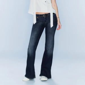  bootcut jeans mörkblå - Säljer ett par cheap monday jeans i mörkblå tvätt med klassisk bootcut passform och låg midja. Helt nya och aldrig använd då jag köpte förstora och hann inte lämna tillbaka dem 