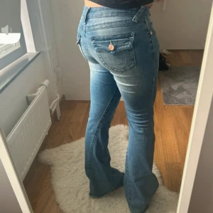 True Religion Jeans - Snygga blå jeans från True Religion med bootcut passform, passar mig som har storlek 36 och är ca 170. 