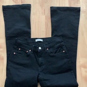 Svarta bootcut jeans från Gina  - Gina jeans dom heter yk lowwaist jeans storlek 36. Pris kan alltid diskuteras ❣️