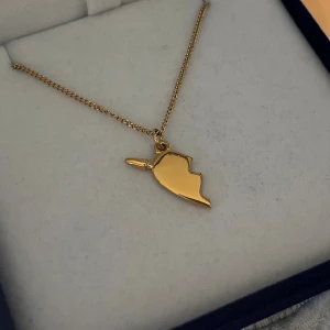 Maria Nilsdotter ”You and Me” inspirerat halsband - Aldrig använd, 18K  guldpläterad och tillverkad av rostfritt stål. Kedjans längd 40+5 cm och nickelfri. Om du har fler frågor, tveka inte att höra av dig 🤗