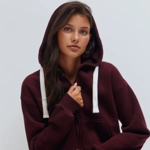 Röd zip hoodie - Helt ny,aldrig använd säljer för har 2 likadana, pris kan diskuteras vid snabbt köp