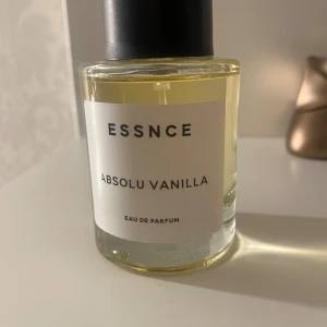 INRESSEKOLL på min absolu vanilla från essnce - INTRESSEKOLL på min absolu vanilla parfym från essnce som är endast luktad på så den är helt fylld! Ska se om någon annan har intresse för den eftersom jag tyckte inte att de var någon parfym för mig! Hör av er om ni vill ha fler bilder eller om ni har några frågor eller funderingar! ❤️
