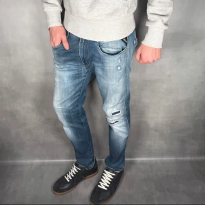 Blå Replay jeans med slitningar - Replay Anbass - Storlek 32/30 - Riktigt bra skick utan skavanker - inkluderat jeans - Retail 2000kr - Modellen är 180cm 65kg