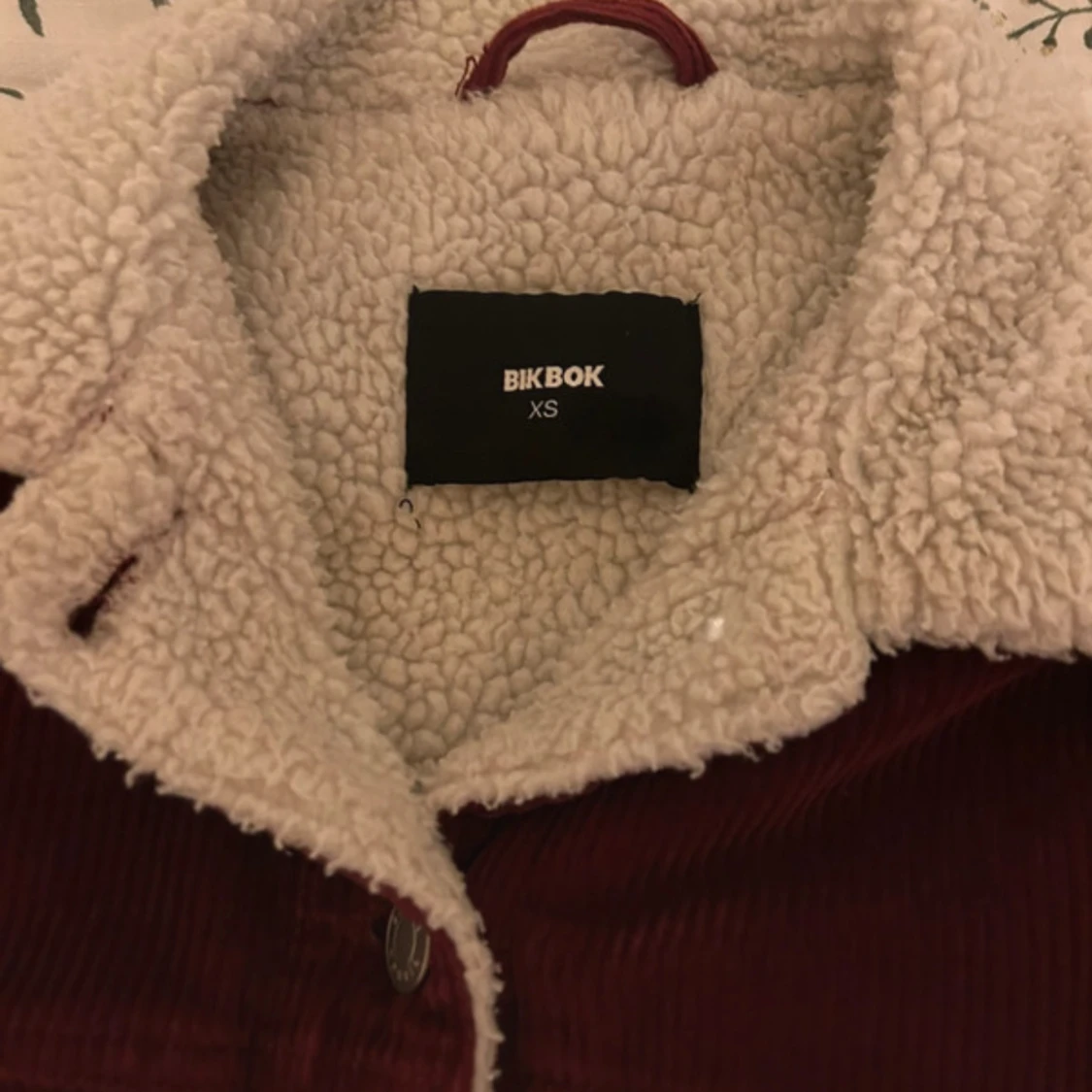 Vinröd teddyjacka från Bik Bok XS - 2