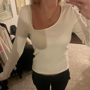 Vit långärmad topp  - Säljer en vit långärmad topp från Zara med en cool asymmetrisk halsringning. 