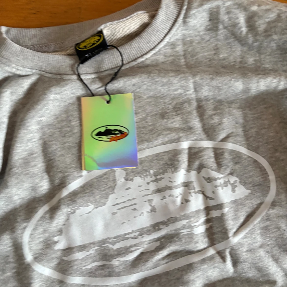 Grå mjukisbyxor och tröja från Corteiz - 3