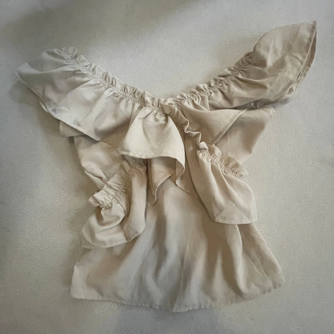 Beige offshoulder blus med volang - 1