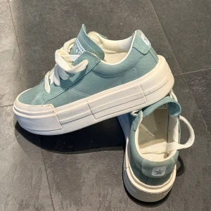 Converse All Star mintgröna sneakers - Converse Chuck Taylor sneakers. Använda 1 gång då skorna inte passar min fot. Sååå himla snygga. Inga defekter!