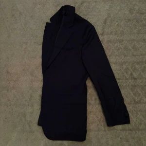 J.Lindeberg Kavaj Marinblå Primatist Super 100’s Marlane - J.Lindeberg Primatist Super 100’s Kavaj | Mörkblå | Exklusiv italiensk design i Marlane-tyg 🇮🇹 | Skick: 10/10 | Nyskick | Storlek: 50R | Nypris: 4999 SEK | Pris: 499 SEK | Gratis armband skickas med vid köp (från 31/10) | Frakt: Postnord + Instabox + Bring | Skriv vid minsta fråga eller fundering 📩 Priset är diskuterbart. 