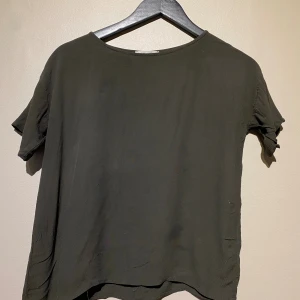 Olivgrön tröja obs läs beskrivning  - Säljer denna tröja från crossley, var omöjligt att få rätt färg på bild men den är mer olivfärgad än bilden visar. Har ett litet hål vid ena armhålan. Kan behöva en tvätt då den legat i flyttkartonger och säljes således i befintligt skick. Storlek: XS. viskos. Finns att hämta i Göteborg och kan skickas via valfri app. 