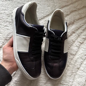 Valentino Flycrew Navy - Nypris 8000kr! Skorna är repainted från vita till Navy! Inget perfekt jobb så spillningar finns! 