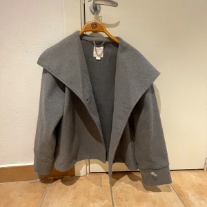 Grå kappa från Gina Tricot - Grå unik kappa från Gina Tricot, perfekt till hösten💞