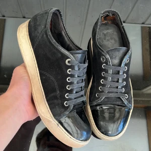 Lanvin uk6 - Supersnygga lanvins! Uk6 motsvarar 40 kan passa 41 med! Skick 7/10 slitna hälar! Nypris 5000kr! Hör av dig vid frågor 🤩