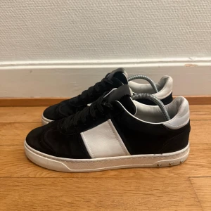 Valentino flycrews - Säljer nu dessa fina valentino flycrew skor | Fint skick | Storlek 38 | Givetvis äkta | Hör gärna av er vid frågor eller funderingar 