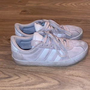 Adidas skor - Väl använda, därav smutsiga och har ett hål på sidan!   