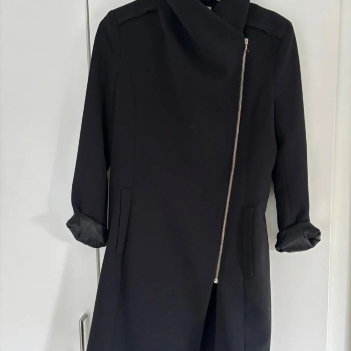 Svart kappa med sned dragkedja