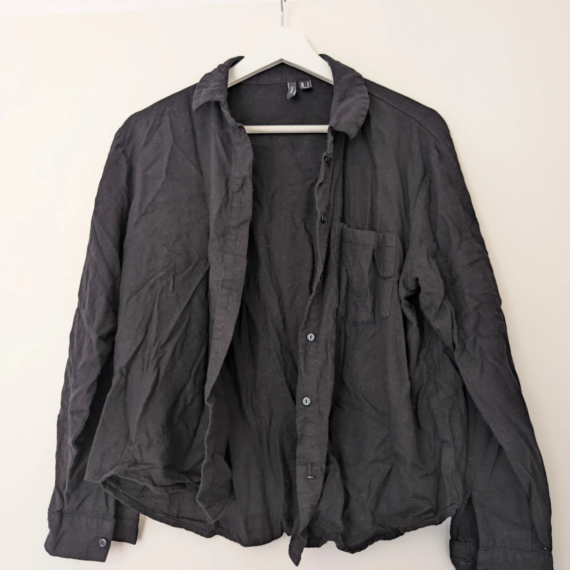 Svart linneskjorta med knappar