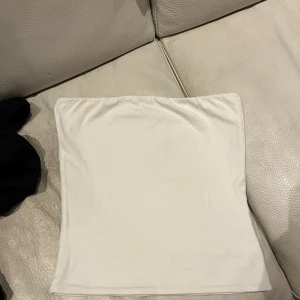 Vit bandeau tubtopp från Bikbok - Vit bandeau tubtopp från Bikbok i storlek M. Materialet känns mjukt och stretchigt. Aldrig använd🤩