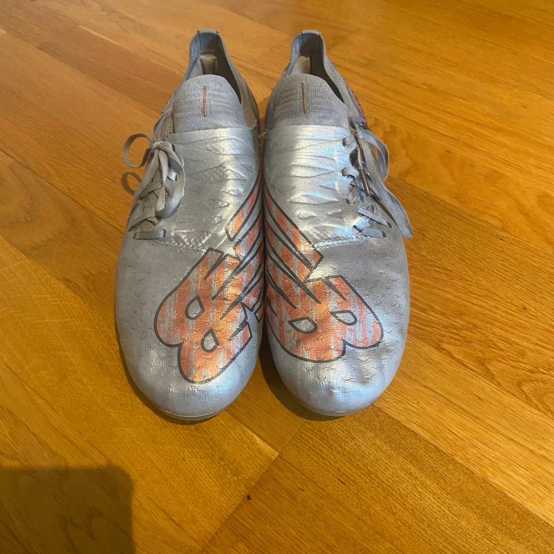 Silvriga New Balance fotbollsskor - 2