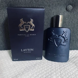 Parfums de Marly Layton 125ml - Layton Eau de Parfum från Parfums de Marly, 125 ml. Ingredienser: Alcohol Denat., Parfum, Aqua, Limonene, Benzyl Alcohol, Linalool, Coumarin, Citronellol, BHT, Citral, Geraniol. Tillverkad i Frankrike. En exklusiv doft för dig som vill sticka ut.