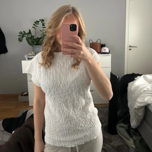 Vit topp från zara - Säljer en vit blus med korta ärmar från Zara i storlek M men passar även S. Är i jättebra skick, inga fläckar eller andra defekter.💕💕