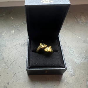 Maria Nilsdotter Leopardring - Otroligt fin ring från Maria Nilsdotter som ej säljs längre. Den är i superfint skick och har bara använts fåtal gånger. Har inga defekter. Bara att skriva om nu har frågor🩷🫶🏼☺️