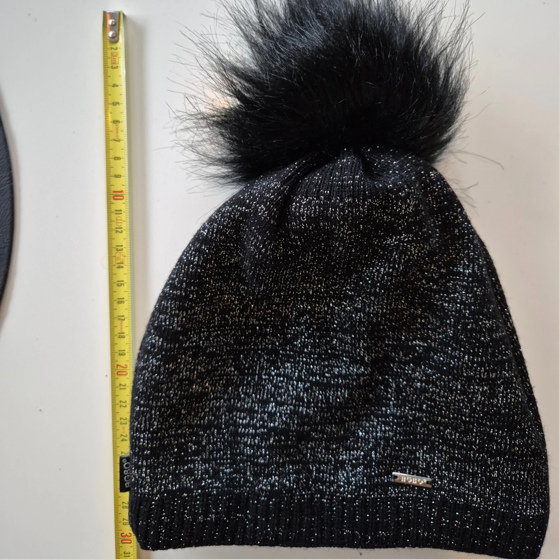 Snygg svart glittrig mössa med tofs  - 2