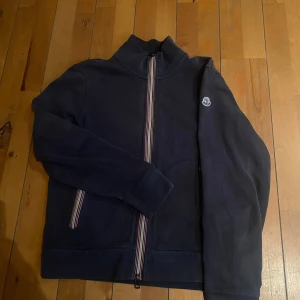 Moncler, PRIS KAN DISKUTERAS VID SNABB AFFÄR - Inget fel på den, säljer pga att den inte passar mig längre, skriv vid mer frågor
