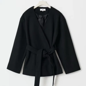 Ginatricot - Belted short coat  - Kort kappa med bälte från Ginatricot, är i bra skick men är lite nopprigt! Kan dock kolla upp hur man kan ta bort det! Men håller verkligen varmt och fint!