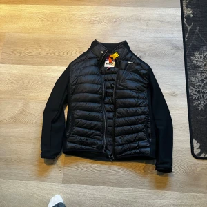 Svart pufferjacka Parajumpers M - parajumper cardigan size M