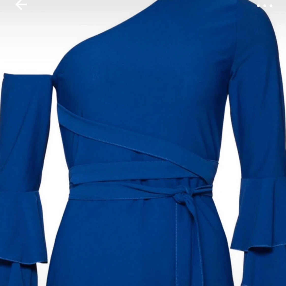 Blå oneshoulderklänning med volangärm