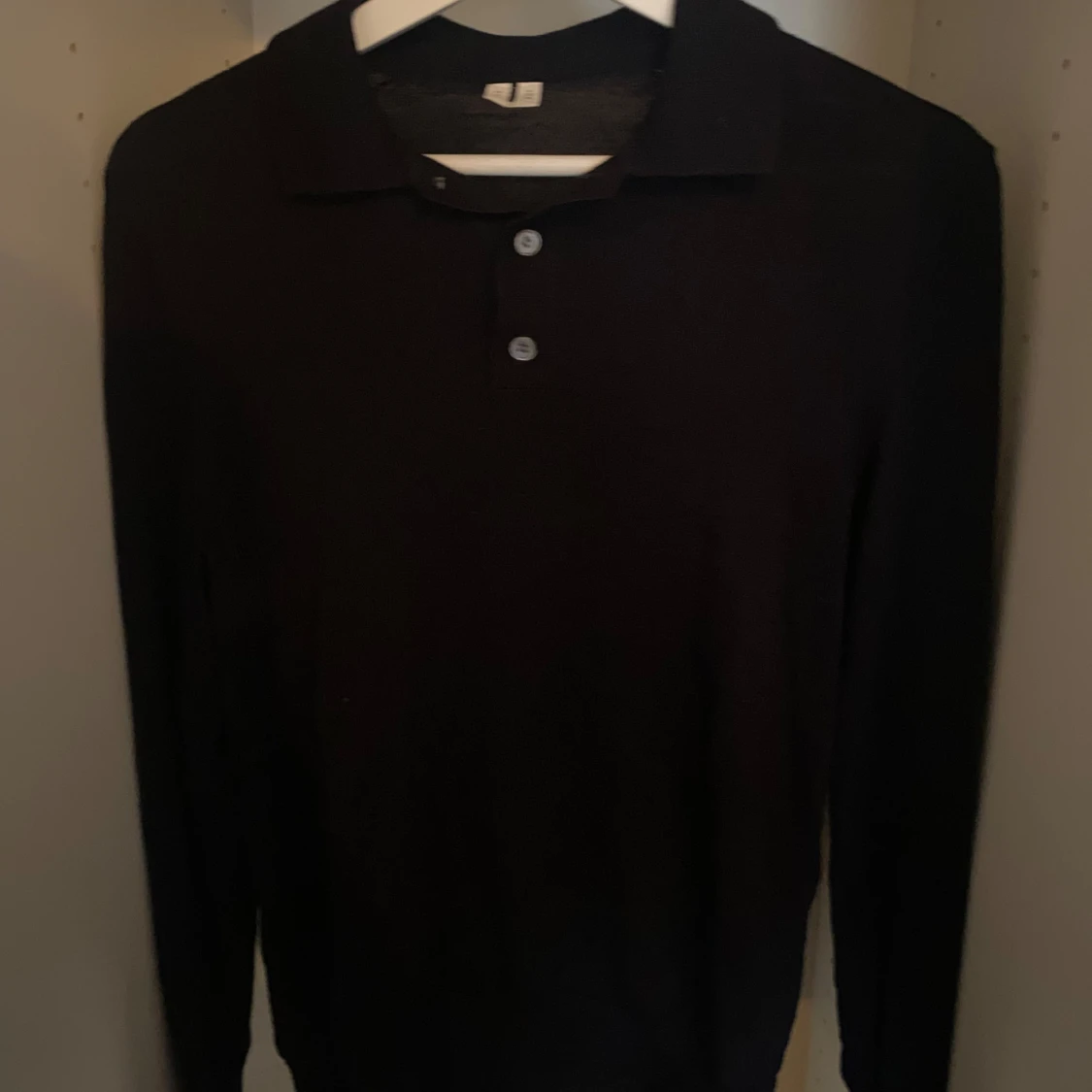 Marinblå pikétröja från Arket