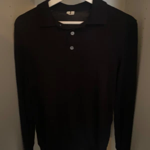 Marinblå pikétröja från Arket - Klassisk svart pikétröja från Arket i mjuk ull. Tröjan är i bra skick men sparsamt använd. Tröjan är i storlek s. Hör av dig vid fler frågor.