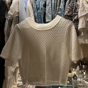 Vit stickad topp - Superfin vit stickad topp perfekt för fest! Skit snygg cropped. Använd 1 gång