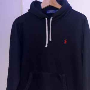 Svart hoodie från Polo Ralph Lauren - Tjena säljer nu min feta svarta Ralph Lauren hoodie! Byten är intressant!! Den är i nyskick endast testad. Säljer eftersom den inte riktigt var min stil. Hör av er vid frågor! 