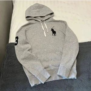 Ralph Lauren Grå Big Pony Hoodie  - Fet Big Pony raffe Hoodie. Storlek L, passar dock mer som en M skulle jag säga. Fint skick. Inte mycket använd. Hör gärna av er vid funderingar!🙌🏻