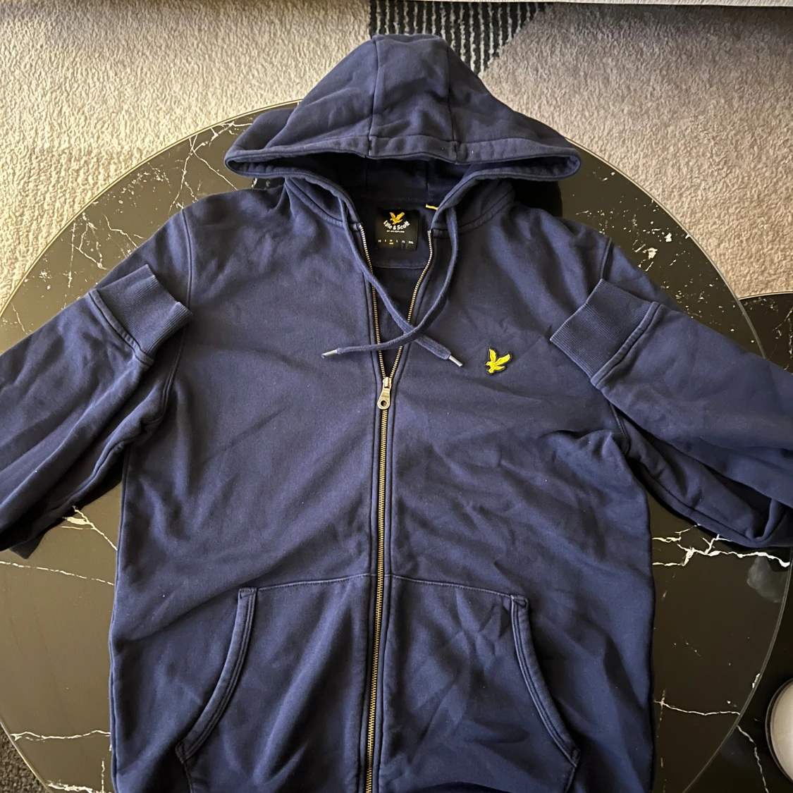 Marinblå hoodie från Lyle & Scott