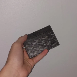 Plånbok Svart - ● Helt ny, aldrig använt. För fler bilder, dm 👍                                                                           ● Storlek: 110cm.                                                      ● Fraktar inom 24h, så att du får paketet så fort som möjligt! 📦                                                                          Vid frågor eller intresse, dm. 😁