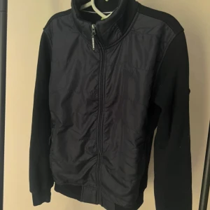 Hugo Boss Cardigan - Säljer denna riktigt snygga Hugo Boss cardigan. Den är i riktigt fräscht skick skulle säga 9/10. Nypris när jag köpte den låg på ungefär 3200kr💸. Hör av er vid fler frågor och funderingar🙌🙌