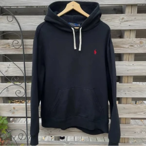 Svart Ralph Lauren Hoodie  - Svart Hoodie från Ralph Lauren i storlek L. Fint skick, använd någon enstaka gång. Hör gärna av er vid funderingar🙌🏻
