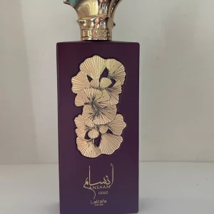 Lattafa ansaam gold  - Fräsch parfym från lattafa som heter ansaam gold Noter med mandarin, päron, söta toner, jasmin och ros i hjärtat. Basen har vanilj, mysk och hallon.  Se bild för mängd kvar. 100ml EDP  En omtyckt parfym 