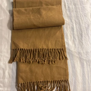 Halsduk  - Fin halsduk som inte används skriv om du har funderingar eller är intresserad!😊 färgen är en blandning av brun/beige jättefin!