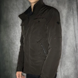 J.lindberg fieldjacket  - Mycket fint skick förutom försvunnen knapp | Size M  | fraktar spårbart inom 24 timmar |  för att köpa klicka ” köp nu” | vid frågor skriv ett meddelande |