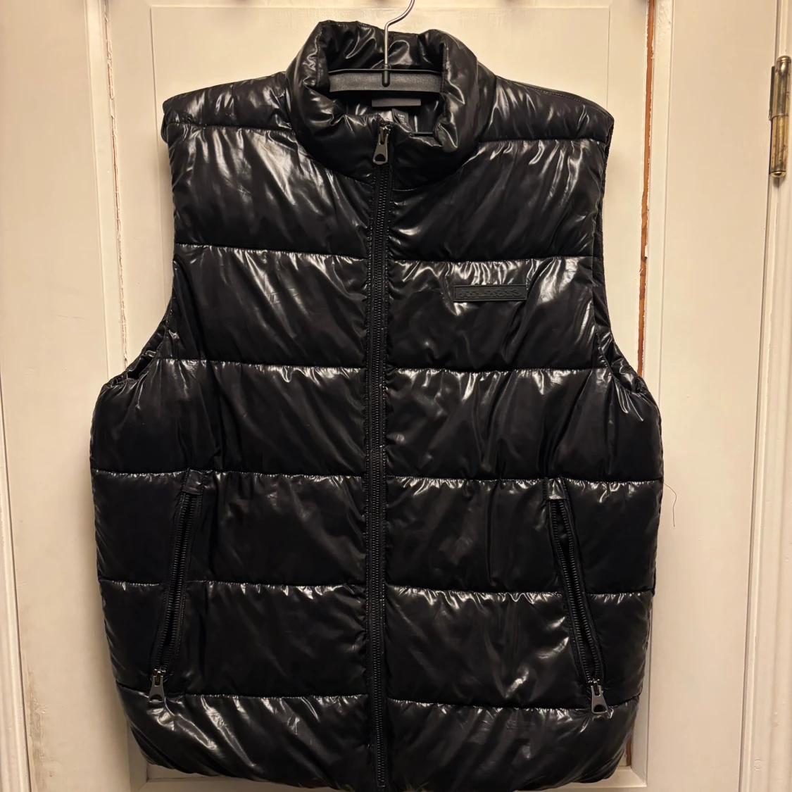 Svart dunväst med dragkedja