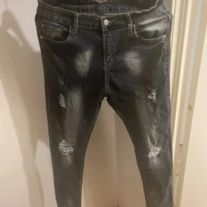 Slim fit jeans - Säljer mina slim fit jeans med revor i storlek xs dem är väldigt snygga och inte använda mycket utan skador eller repor (pris kan diskuteras)