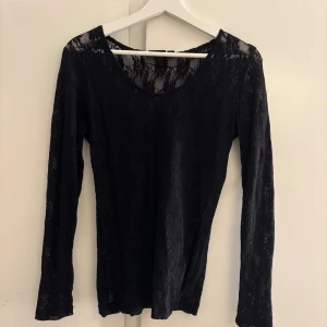 Svart spetstopp från Lindex - Säljer en svart långärmad spetstopp från Lindex i genombruten spets med blommigt mönster. Skriv för fler bilder om det behövs💘