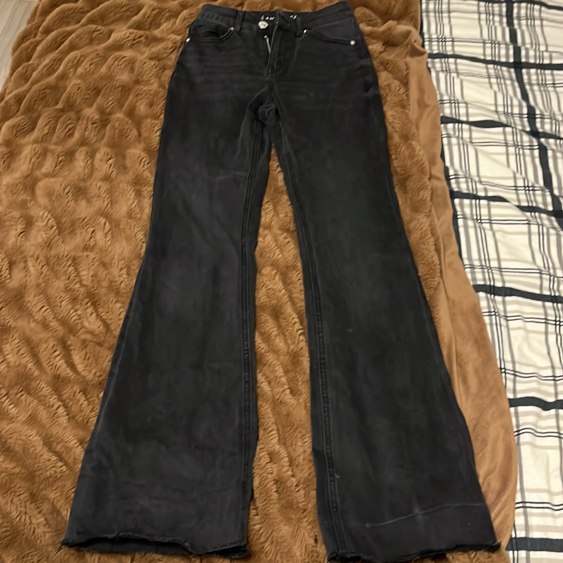 Svarta bootcut jeans från Amisu