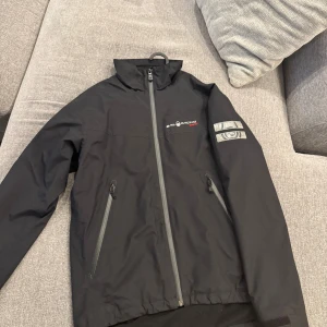 Sail Racing - Tja! Säljer min Sail racing jacka pga att jag vuxit ur den och den kommer inte till användning längre. Jackan är i goretex material vilket gör att den är vattentät men också att den täcker mot vind. Skick 9/10. Storlek M. Fråga gärna!