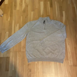 Grå half zip tröja från H&M - Grå tröja från H&M med half zip vid halsen. Köpte denna väldigt länge sedan men den var väldigt stor på mig som du kan se i bilden.